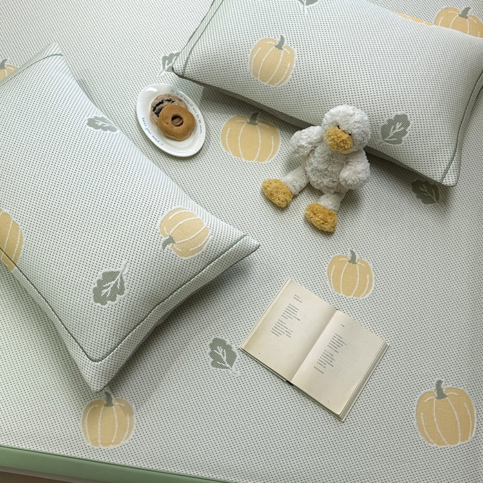 91家纺网 家纺一手货源 找家纺 全季家居 2025新款A类乙纶PE卡通系列凉豆豆席凉席席子 元气南瓜-水绿-床席款