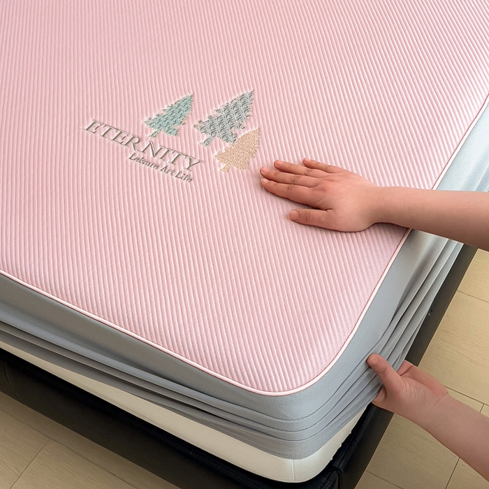 91家纺网 家纺一手货源 找家纺 全季家居 2025新款A类乙纶PE希望森林刺绣系列凉豆豆席凉席席子 淡粉-床笠款