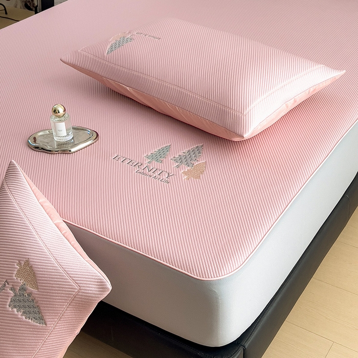 91家纺网 家纺一手货源 找家纺 全季家居 2025新款A类乙纶PE希望森林刺绣系列凉豆豆席凉席席子 淡粉-床笠款