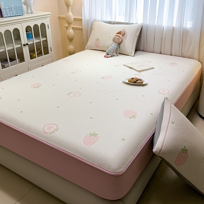 91家纺网 家纺一手货源 找家纺 全季家居 2025新款A类乙纶PE卡通系列凉豆豆席凉席席子 草莓甜心-淡粉-床笠款