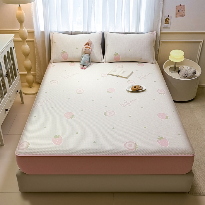 91家纺网 家纺一手货源 找家纺 全季家居 2025新款A类乙纶PE卡通系列凉豆豆席凉席席子 草莓甜心-淡粉-床笠款