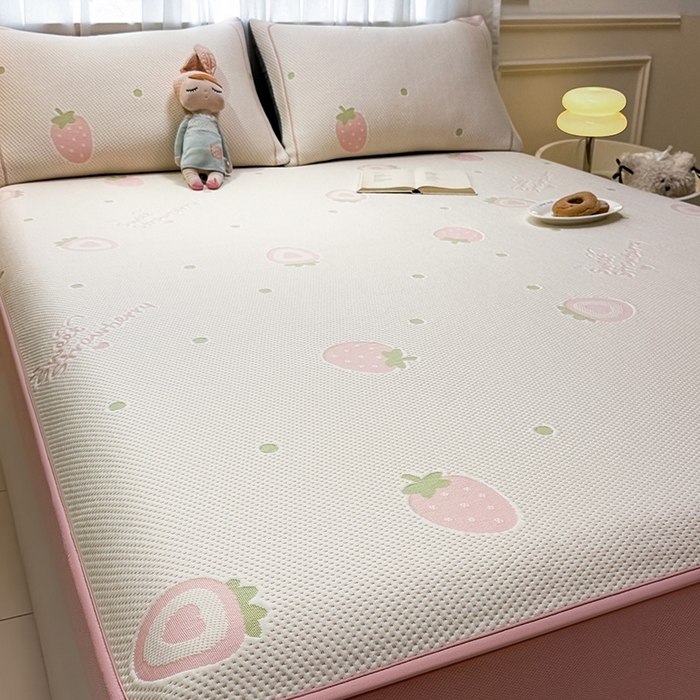 91家纺网 家纺一手货源 找家纺 全季家居 2025新款A类乙纶PE卡通系列凉豆豆席凉席席子 草莓甜心-淡粉-床笠款