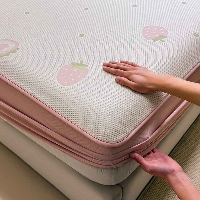 91家纺网 家纺一手货源 找家纺 全季家居 2025新款A类乙纶PE卡通系列凉豆豆席凉席席子 草莓甜心-淡粉-床笠款