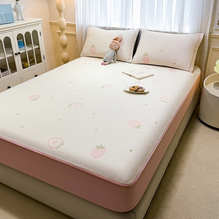 91家纺网 家纺一手货源 找家纺 全季家居 2025新款A类乙纶PE卡通系列凉豆豆席凉席席子 草莓甜心-淡粉-床笠款