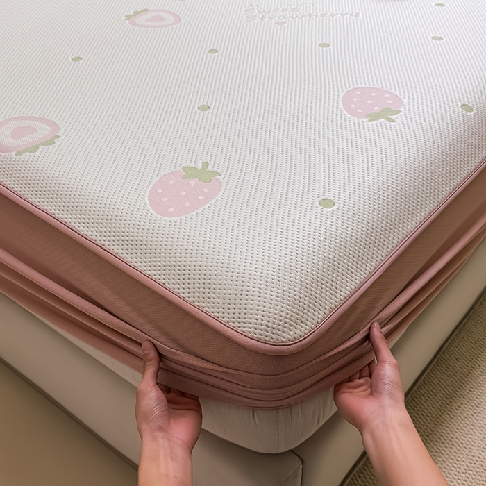 91家纺网 家纺一手货源 找家纺 全季家居 2025新款A类乙纶PE卡通系列凉豆豆席凉席席子 草莓甜心-淡粉-床笠款