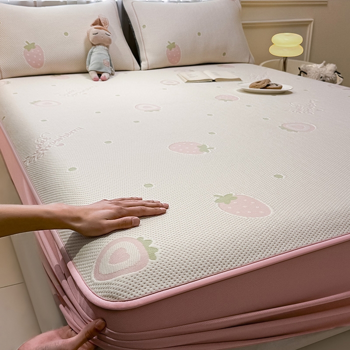 91家纺网 家纺一手货源 找家纺 全季家居 2025新款A类乙纶PE卡通系列凉豆豆席凉席席子 草莓甜心-淡粉-床笠款