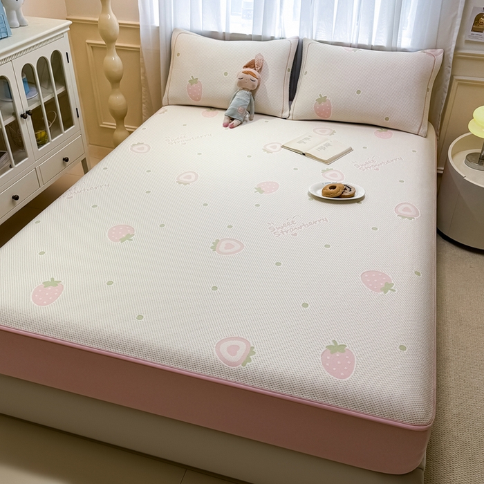 91家纺网 家纺一手货源 找家纺 全季家居 2025新款A类乙纶PE卡通系列凉豆豆席凉席席子 草莓甜心-淡粉-床笠款