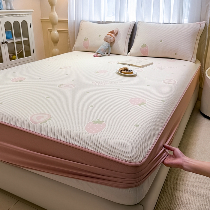 91家纺网 家纺一手货源 找家纺 全季家居 2025新款A类乙纶PE卡通系列凉豆豆席凉席席子 草莓甜心-淡粉-床笠款