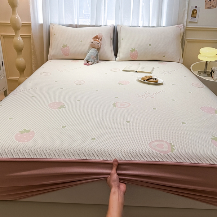 91家纺网 家纺一手货源 找家纺 全季家居 2025新款A类乙纶PE卡通系列凉豆豆席凉席席子 草莓甜心-淡粉-床笠款
