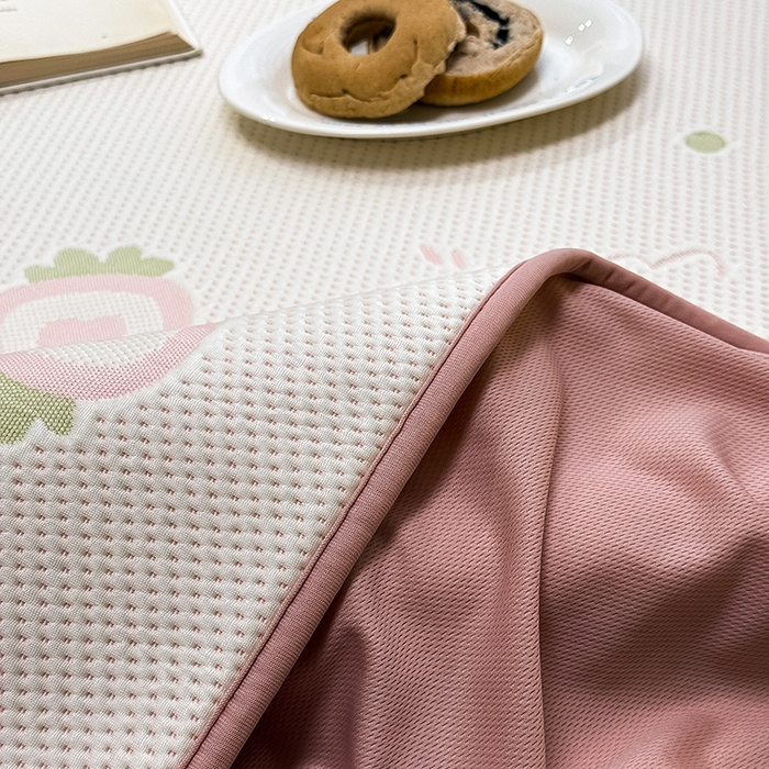 91家纺网 家纺一手货源 找家纺 全季家居 2025新款A类乙纶PE卡通系列凉豆豆席凉席席子 草莓甜心-淡粉-床笠款