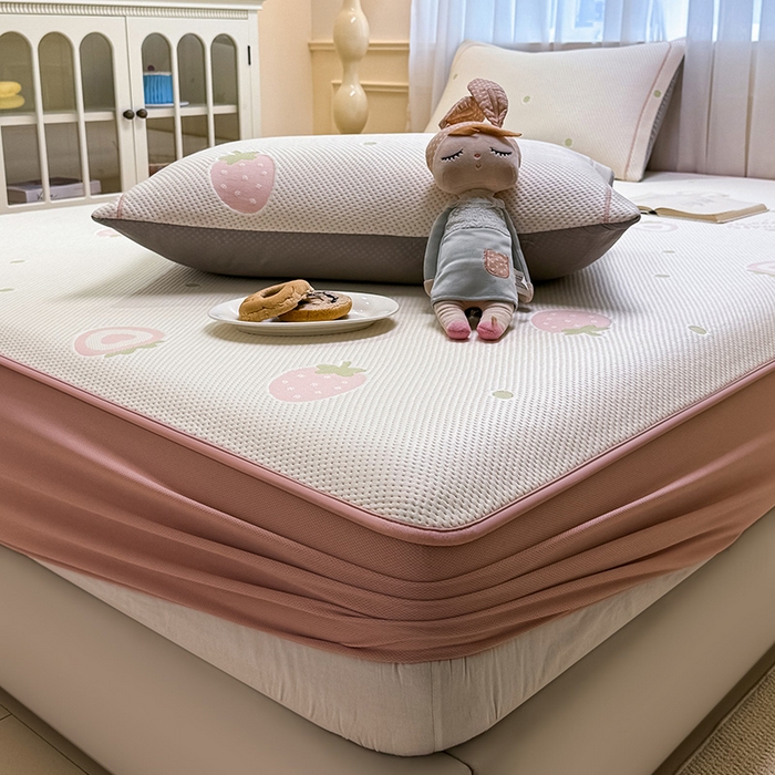 91家纺网 家纺一手货源 找家纺 全季家居 2025新款A类乙纶PE卡通系列凉豆豆席凉席席子 草莓甜心-淡粉-床笠款