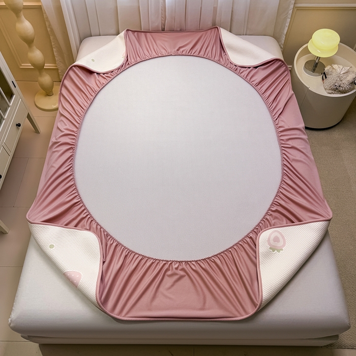 91家纺网 家纺一手货源 找家纺 全季家居 2025新款A类乙纶PE卡通系列凉豆豆席凉席席子 草莓甜心-淡粉-床笠款