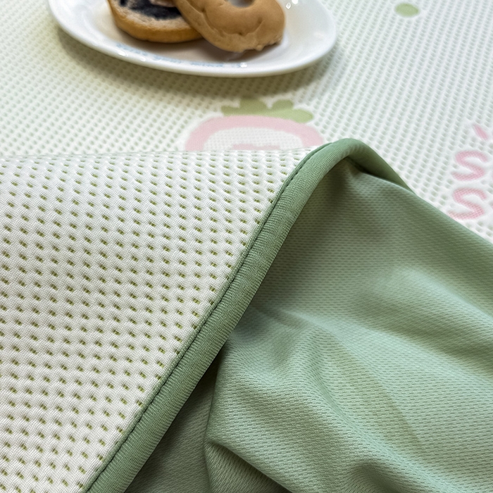 91家纺网 家纺一手货源 找家纺 全季家居 2025新款A类乙纶PE卡通系列凉豆豆席凉席席子 草莓甜心-水绿-床笠款