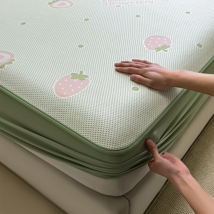 91家纺网 家纺一手货源 找家纺 全季家居 2025新款A类乙纶PE卡通系列凉豆豆席凉席席子 草莓甜心-水绿-床笠款