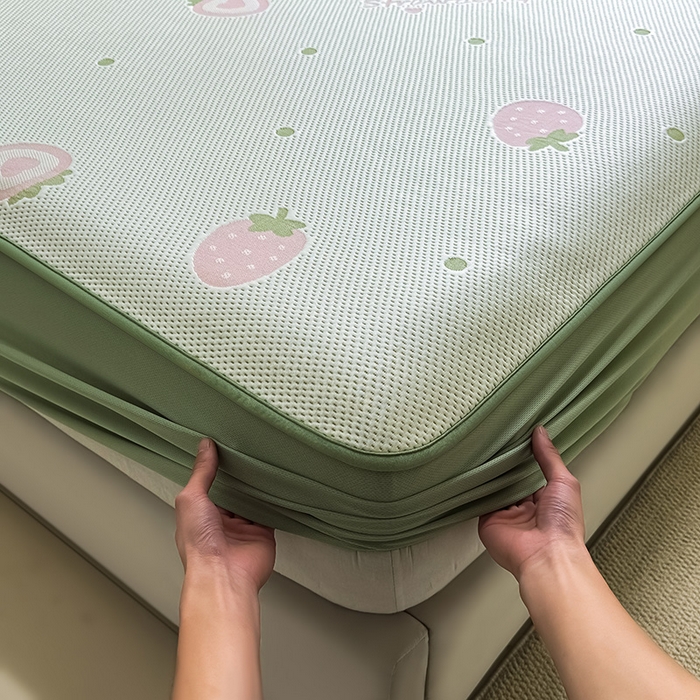 91家纺网 家纺一手货源 找家纺 全季家居 2025新款A类乙纶PE卡通系列凉豆豆席凉席席子 草莓甜心-水绿-床笠款