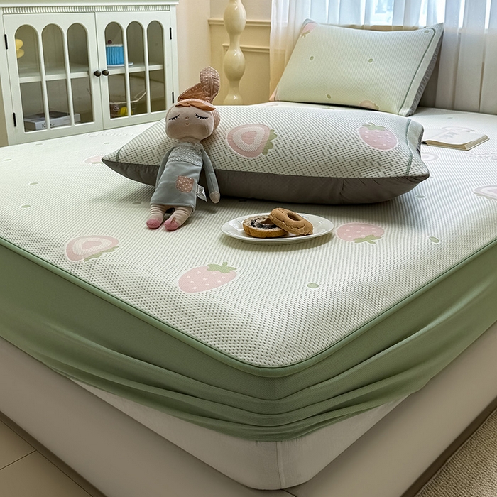 91家纺网 家纺一手货源 找家纺 全季家居 2025新款A类乙纶PE卡通系列凉豆豆席凉席席子 草莓甜心-水绿-床笠款