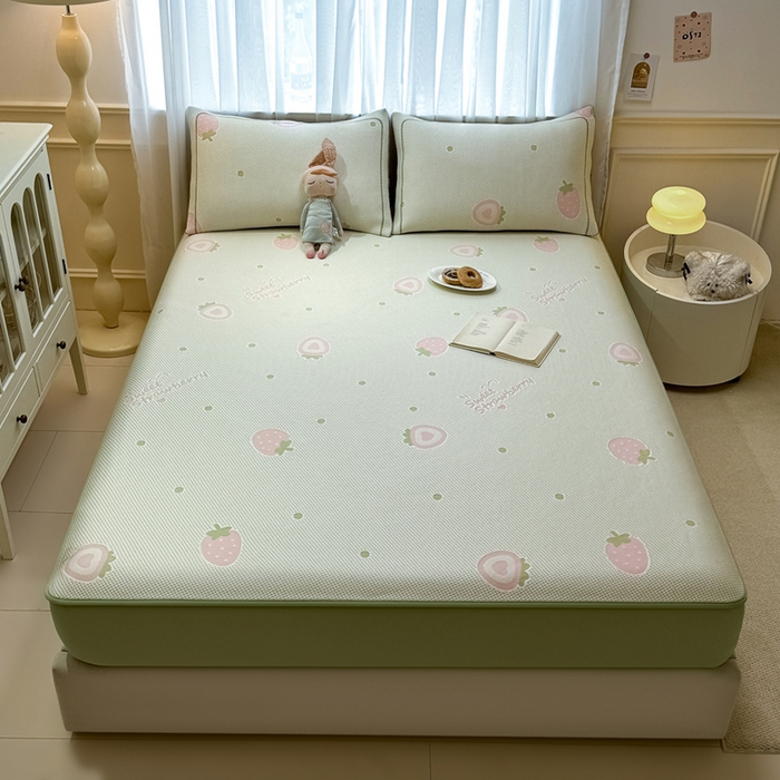 91家纺网 家纺一手货源 找家纺 全季家居 2025新款A类乙纶PE卡通系列凉豆豆席凉席席子 草莓甜心-水绿-床笠款