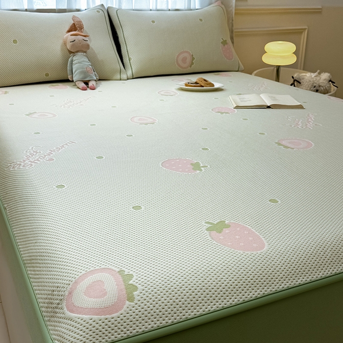 91家纺网 家纺一手货源 找家纺 全季家居 2025新款A类乙纶PE卡通系列凉豆豆席凉席席子 草莓甜心-水绿-床笠款