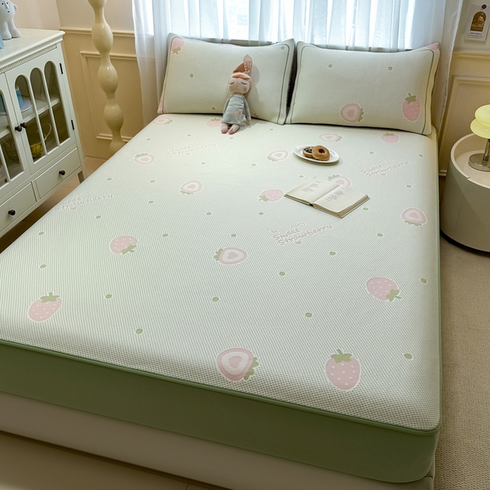 91家纺网 家纺一手货源 找家纺 全季家居 2025新款A类乙纶PE卡通系列凉豆豆席凉席席子 草莓甜心-水绿-床笠款