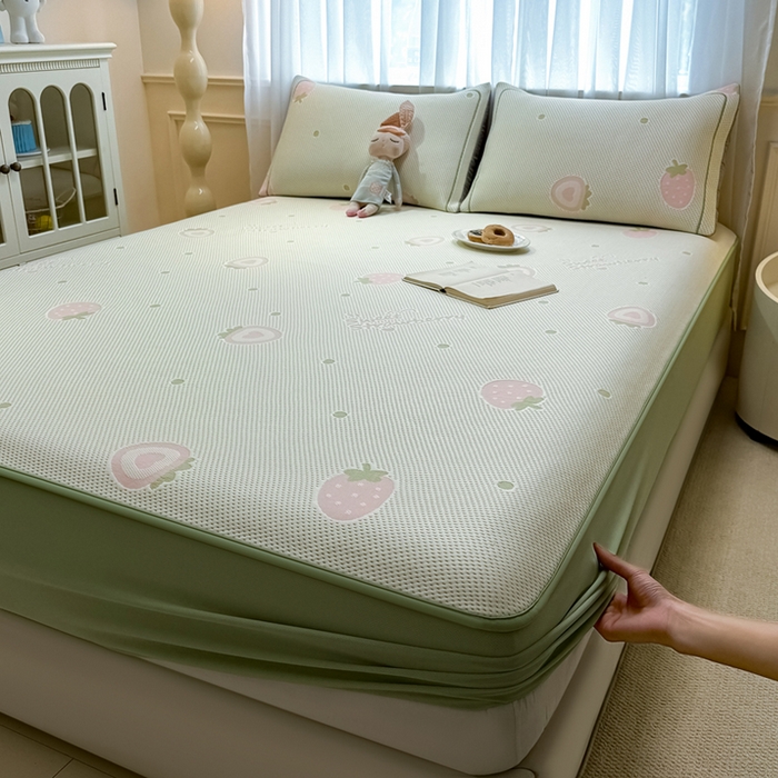 91家纺网 家纺一手货源 找家纺 全季家居 2025新款A类乙纶PE卡通系列凉豆豆席凉席席子 草莓甜心-水绿-床笠款