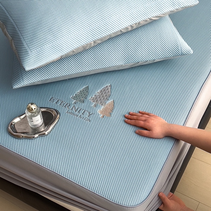 91家纺网 家纺一手货源 找家纺 全季家居 2025新款A类乙纶PE希望森林刺绣系列凉豆豆席凉席席子 天蓝-床笠款