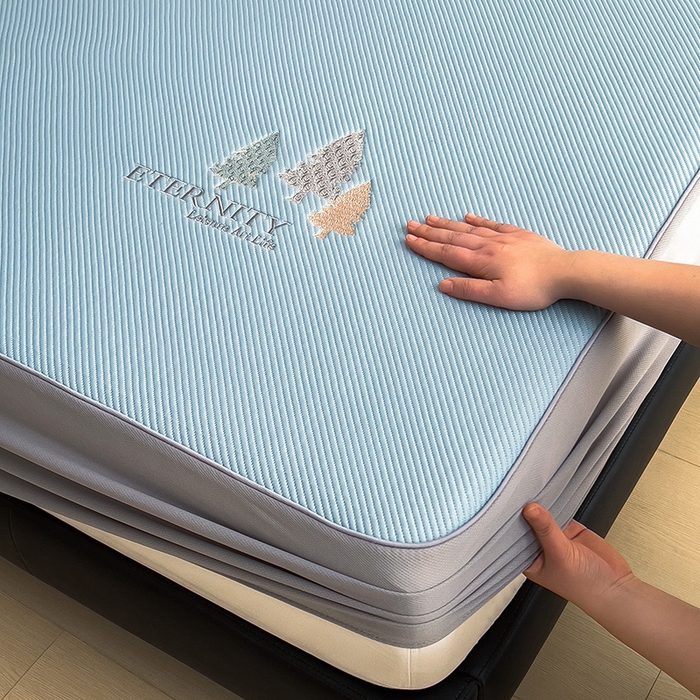 91家纺网 家纺一手货源 找家纺 全季家居 2025新款A类乙纶PE希望森林刺绣系列凉豆豆席凉席席子 天蓝-床笠款