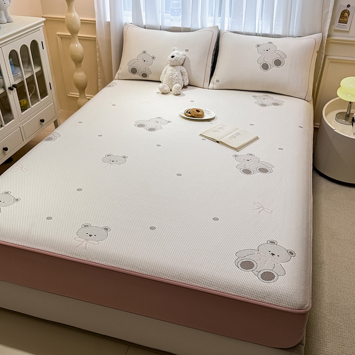 91家纺网 家纺一手货源 找家纺 全季家居 2025新款A类乙纶PE卡通系列凉豆豆席凉席席子 欢乐小熊-淡粉-床笠款
