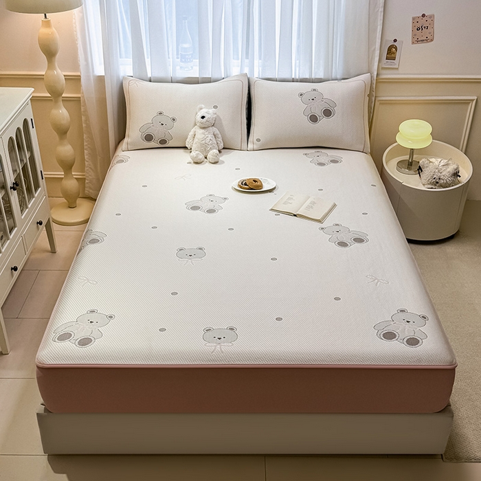 91家纺网 家纺一手货源 找家纺 全季家居 2025新款A类乙纶PE卡通系列凉豆豆席凉席席子 欢乐小熊-淡粉-床笠款