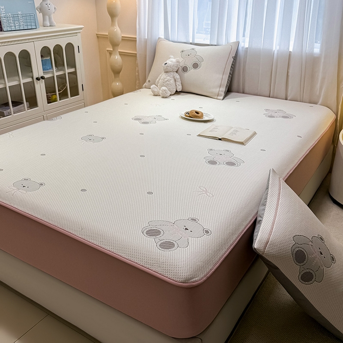 91家纺网 家纺一手货源 找家纺 全季家居 2025新款A类乙纶PE卡通系列凉豆豆席凉席席子 欢乐小熊-淡粉-床笠款