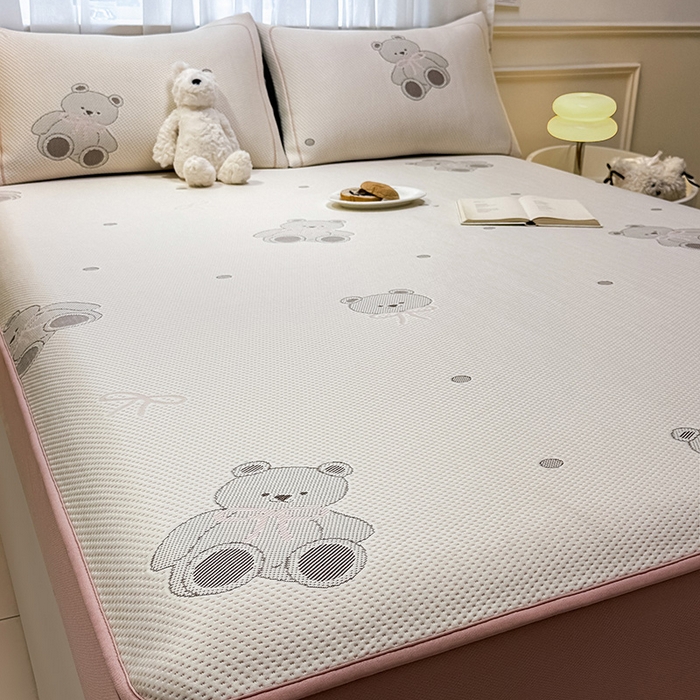 91家纺网 家纺一手货源 找家纺 全季家居 2025新款A类乙纶PE卡通系列凉豆豆席凉席席子 欢乐小熊-淡粉-床笠款