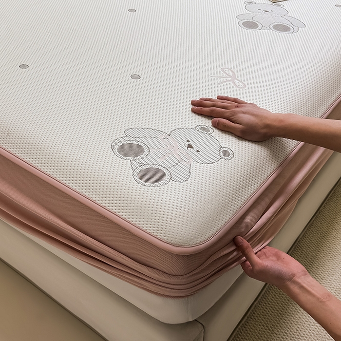 91家纺网 家纺一手货源 找家纺 全季家居 2025新款A类乙纶PE卡通系列凉豆豆席凉席席子 欢乐小熊-淡粉-床笠款