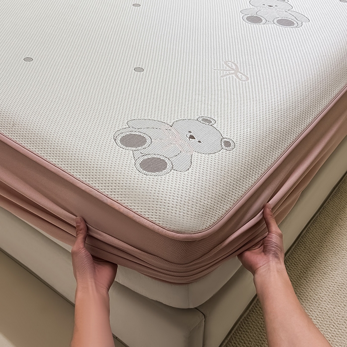 91家纺网 家纺一手货源 找家纺 全季家居 2025新款A类乙纶PE卡通系列凉豆豆席凉席席子 欢乐小熊-淡粉-床笠款