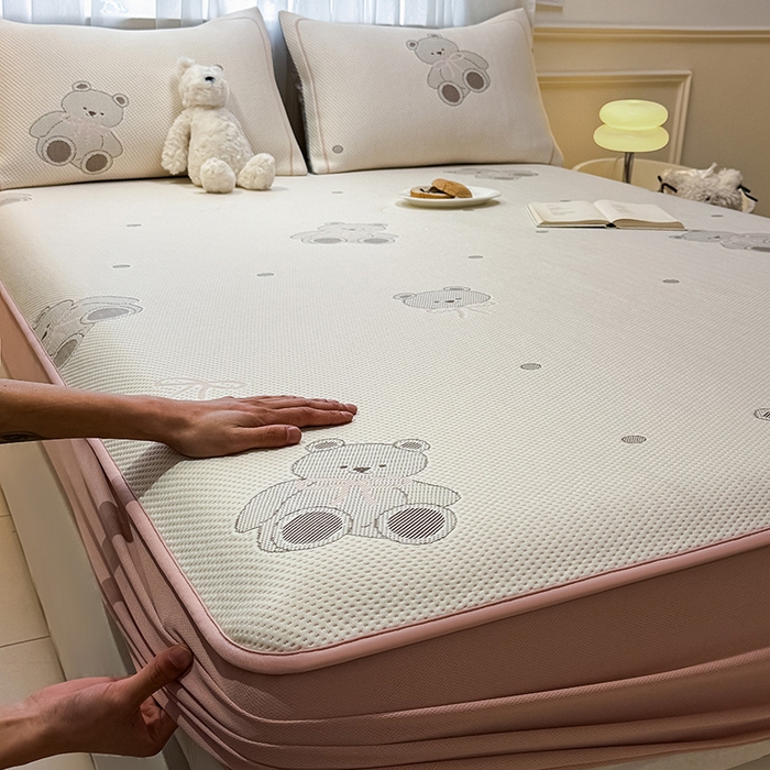 91家纺网 家纺一手货源 找家纺 全季家居 2025新款A类乙纶PE卡通系列凉豆豆席凉席席子 欢乐小熊-淡粉-床笠款