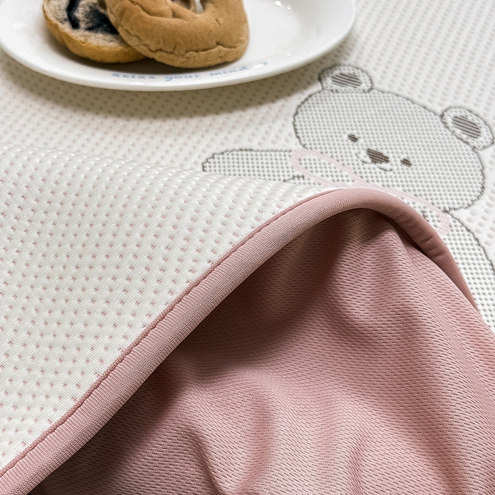 91家纺网 家纺一手货源 找家纺 全季家居 2025新款A类乙纶PE卡通系列凉豆豆席凉席席子 欢乐小熊-淡粉-床笠款