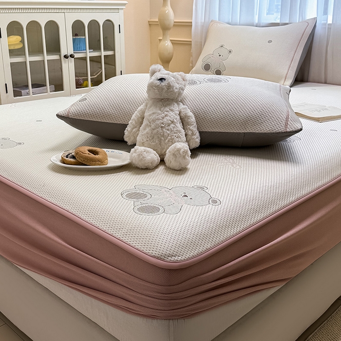 91家纺网 家纺一手货源 找家纺 全季家居 2025新款A类乙纶PE卡通系列凉豆豆席凉席席子 欢乐小熊-淡粉-床笠款