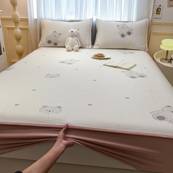 91家纺网 家纺一手货源 找家纺 全季家居 2025新款A类乙纶PE卡通系列凉豆豆席凉席席子 欢乐小熊-淡粉-床笠款