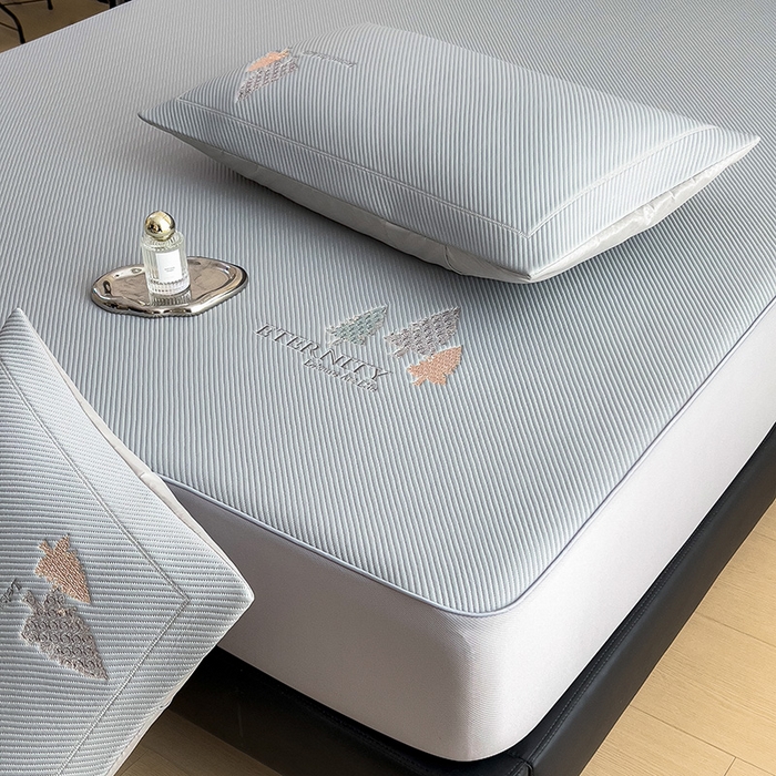 91家纺网 家纺一手货源 找家纺 全季家居 2025新款A类乙纶PE希望森林刺绣系列凉豆豆席凉席席子 银灰-床笠款