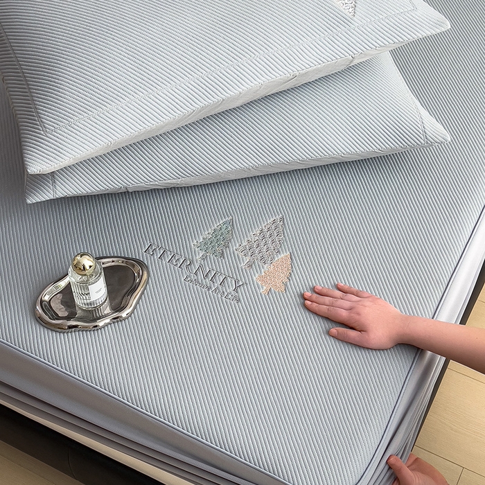 91家纺网 家纺一手货源 找家纺 全季家居 2025新款A类乙纶PE希望森林刺绣系列凉豆豆席凉席席子 银灰-床笠款