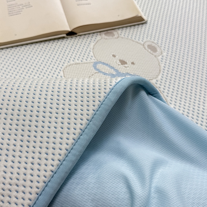 91家纺网 家纺一手货源 找家纺 全季家居 2025新款A类乙纶PE卡通系列凉豆豆席凉席席子 欢乐小熊-天蓝-床笠款