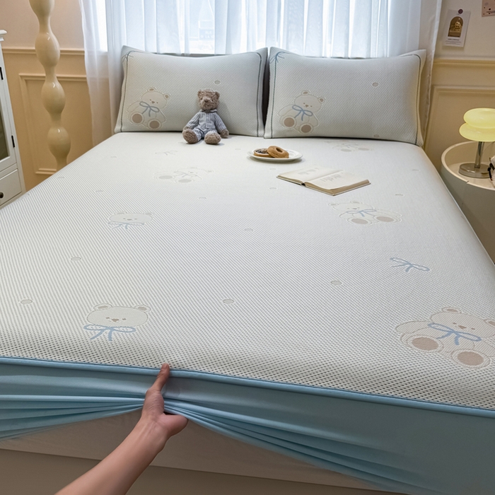 91家纺网 家纺一手货源 找家纺 全季家居 2025新款A类乙纶PE卡通系列凉豆豆席凉席席子 欢乐小熊-天蓝-床笠款