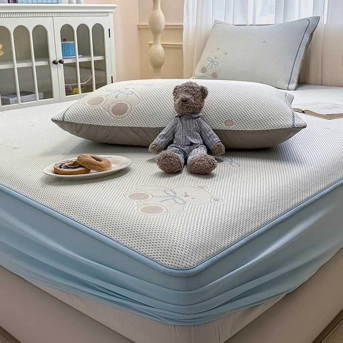 91家纺网 家纺一手货源 找家纺 全季家居 2025新款A类乙纶PE卡通系列凉豆豆席凉席席子 欢乐小熊-天蓝-床笠款