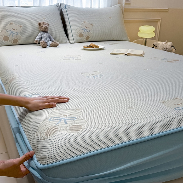 91家纺网 家纺一手货源 找家纺 全季家居 2025新款A类乙纶PE卡通系列凉豆豆席凉席席子 欢乐小熊-天蓝-床笠款