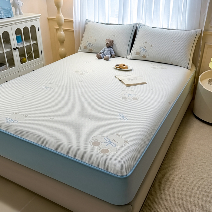 91家纺网 家纺一手货源 找家纺 全季家居 2025新款A类乙纶PE卡通系列凉豆豆席凉席席子 欢乐小熊-天蓝-床笠款