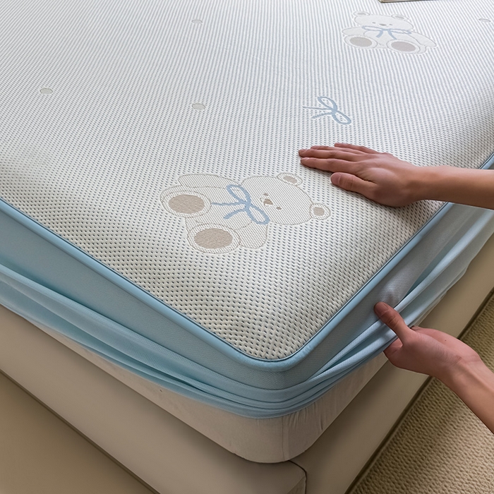 91家纺网 家纺一手货源 找家纺 全季家居 2025新款A类乙纶PE卡通系列凉豆豆席凉席席子 欢乐小熊-天蓝-床笠款