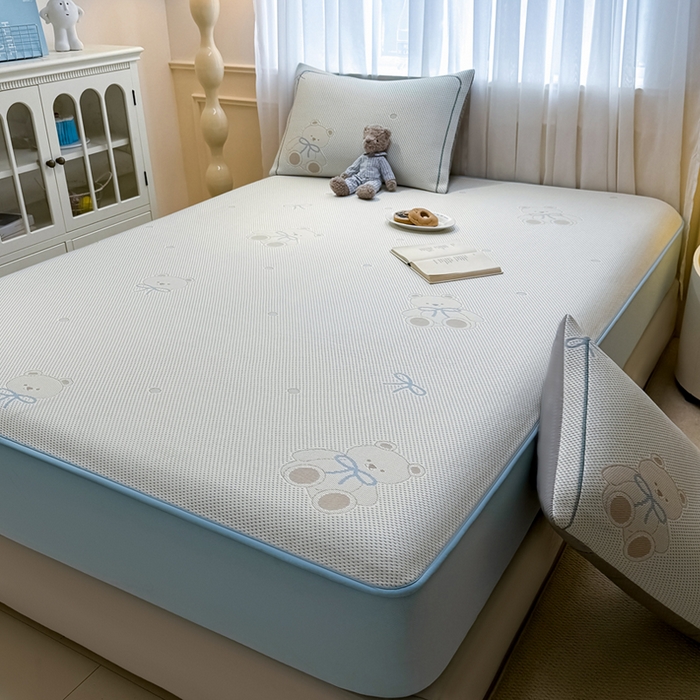 91家纺网 家纺一手货源 找家纺 全季家居 2025新款A类乙纶PE卡通系列凉豆豆席凉席席子 欢乐小熊-天蓝-床笠款