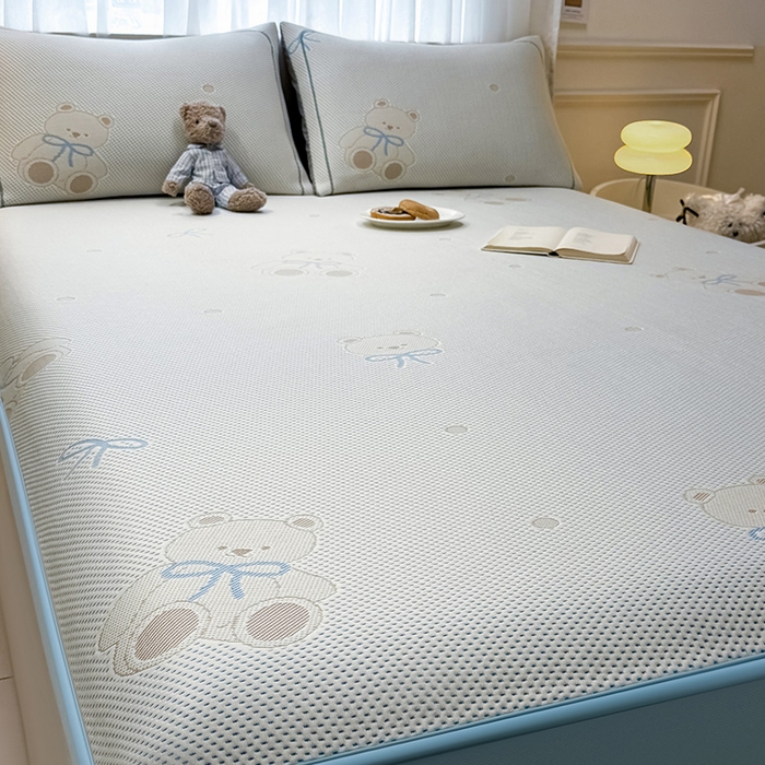 91家纺网 家纺一手货源 找家纺 全季家居 2025新款A类乙纶PE卡通系列凉豆豆席凉席席子 欢乐小熊-天蓝-床笠款