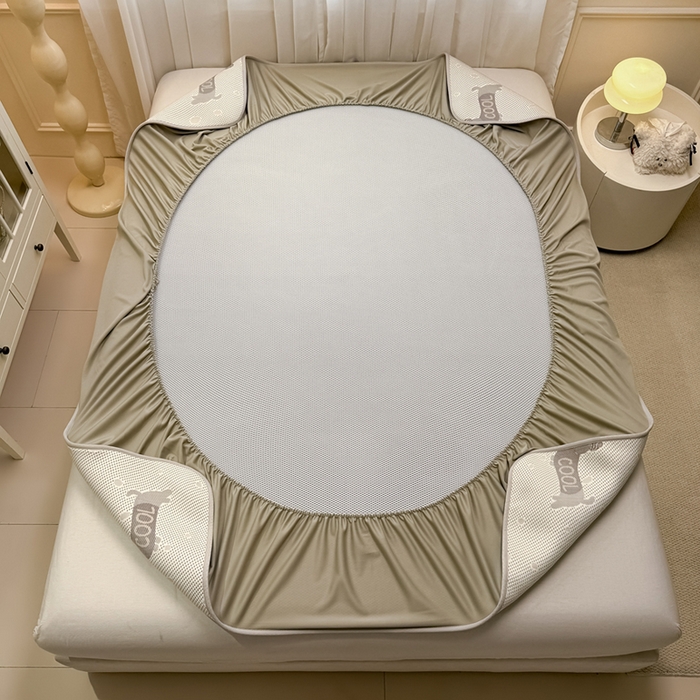 91家纺网 家纺一手货源 找家纺 全季家居 2025新款A类乙纶PE卡通系列凉豆豆席凉席席子 腊肠狗-浅咖-床笠款