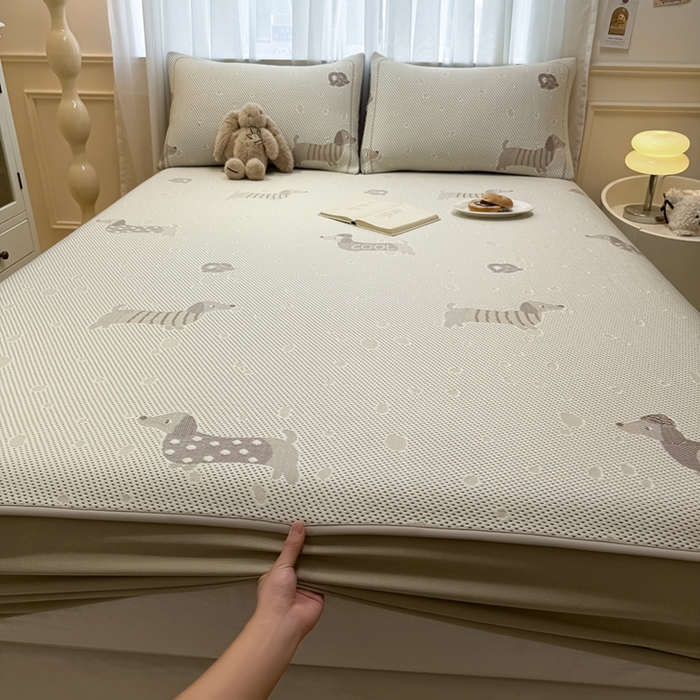 91家纺网 家纺一手货源 找家纺 全季家居 2025新款A类乙纶PE卡通系列凉豆豆席凉席席子 腊肠狗-浅咖-床笠款