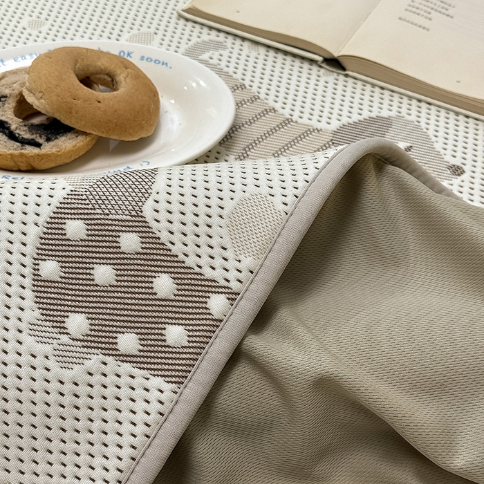 91家纺网 家纺一手货源 找家纺 全季家居 2025新款A类乙纶PE卡通系列凉豆豆席凉席席子 腊肠狗-浅咖-床笠款