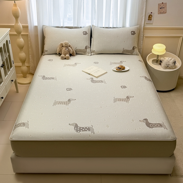 91家纺网 家纺一手货源 找家纺 全季家居 2025新款A类乙纶PE卡通系列凉豆豆席凉席席子 腊肠狗-浅咖-床笠款